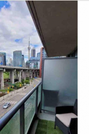 Luxury Condo with CN tower view, Pool Access,Free Parking, accomodates 4
